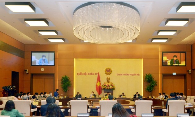 Asamblea Nacional de Vietnam debate políticas específicas en lucha contra el covid-19