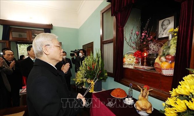 Líder del Partido rinde homenaje al presidente Ho Chi Minh con motivo del Tet