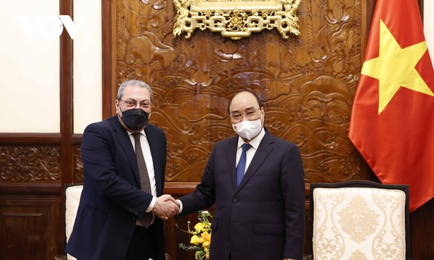 Presidente de Vietnam recibe al saliente embajador de Egipto