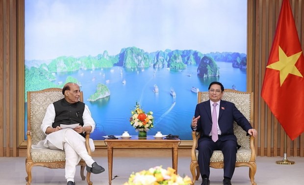 Primer ministro de Vietnam recibe al ministro de Defensa de la India