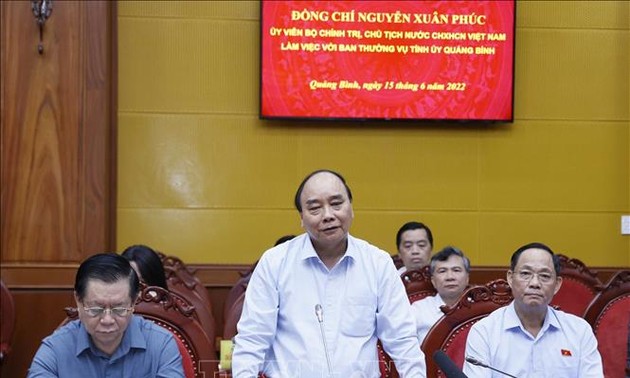 El jefe de Estado mantiene encuentro con autoridades de la provincia de Quang Binh