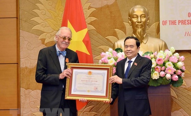 Vietnam entrega Orden de Amistad al ex secretario general de la UIP