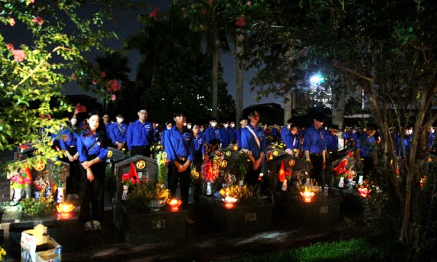 Jóvenes vietnamitas rinden homenaje a los héroes y mártires nacionales