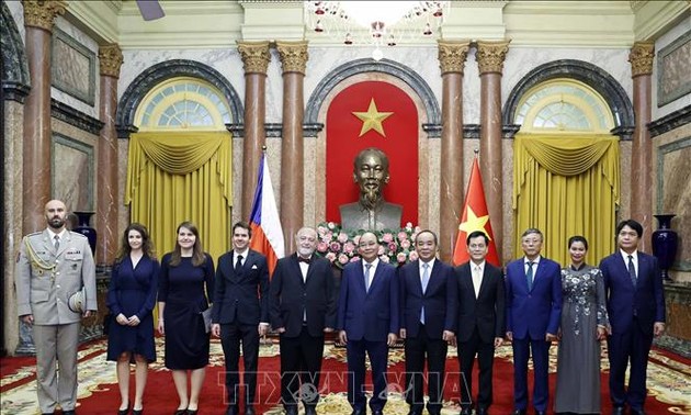 Presidente vietnamita recibe a embajadores de diferentes países