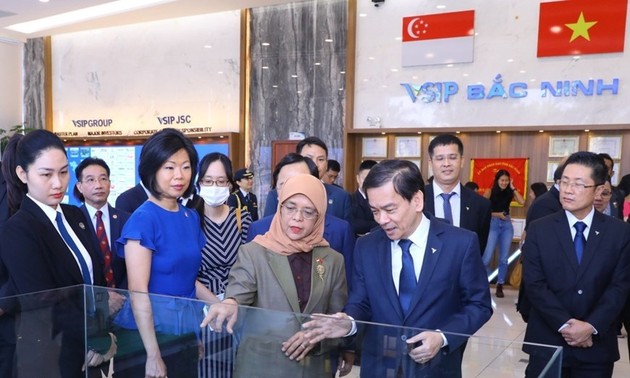 Presidenta de Singapur visita el parque industrial VSIP en Bac Ninh