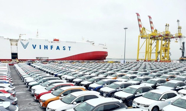 Atraca barco con automóviles VinFast en Estados Unidos