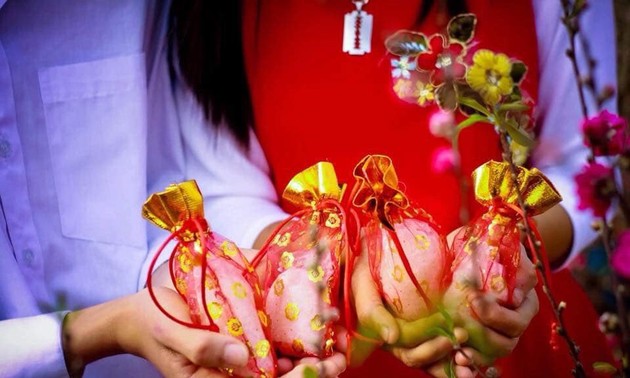 Comprar sal a principios de año nuevo lunar: una costumbre de los vietnamitas con deseos de abundancia y felicidad