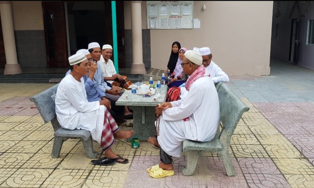 Población musulmana en la comuna de Phuoc Nam lleva una buena vida religiosa y secular