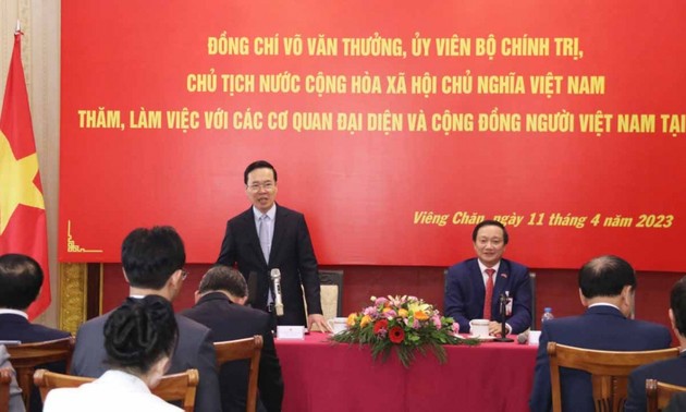 Presidente de Vietnam se reúne con la comunidad connacional en Laos