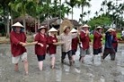 En Hoi An: Turistas extranjeros en la piel de campesinos vietnamitas