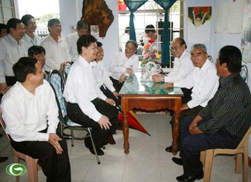 Visita  premier vietnamita a los pescadores de Hue