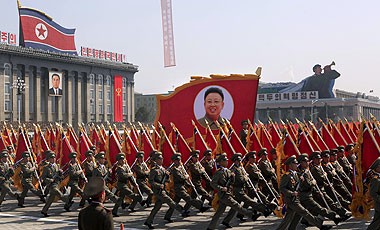 Norcorea conmemora centenario del nacimiento de Kim Il Sung con desfile militar