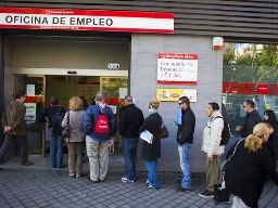 España experimenta caída del desempleo en tercer mes consecutivo