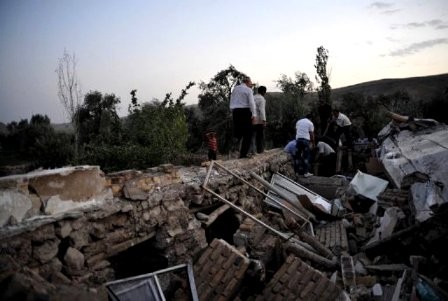 300 muertos y más de 2 mil lesionados por fuertes terremotos en Irán