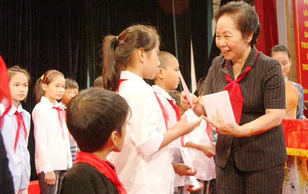 Alumnos pobres de la provincia de Lao Cai reciben becas del estado