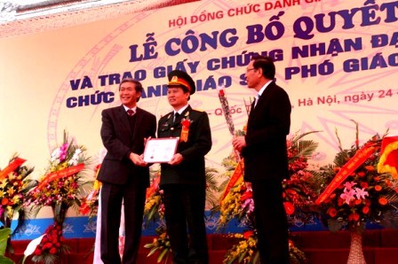 Vietnam reconoce nuevos profesores y profesores asociados