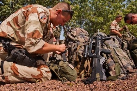 Francia planea lograr control de insurgentes islamistas en Malí