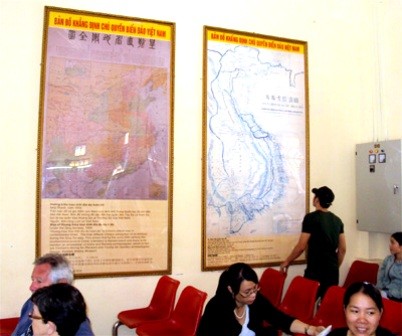 Vietnam coloca mapas soberanos sobre mares e islas en lugares importantes en Hue