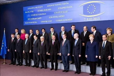 Dirigentes de Unión Europea aprueban presupuesto 2014-2020 con recortes