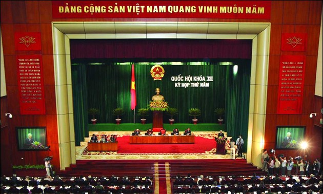 Parlamento vietnamita revisa resultado de la práctica de la ley de ahorro 