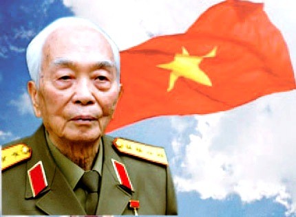 Líder partidista felicita a jefe militar Vo Nguyen Giap