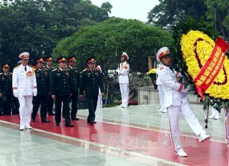 Dirigentes vietnamitas expresan gratitud al Prócer de la independencia
