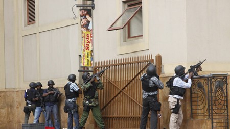 Fuerzas de seguridad kenianas toman control del centro comercial de Westgate