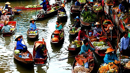 Mercado flotante de Cochinchina en el seno de la capital