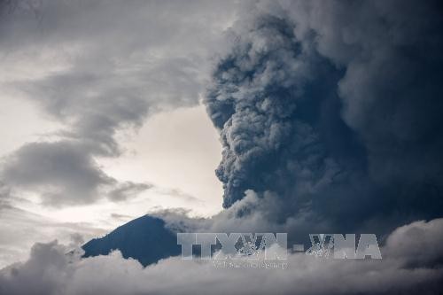 Vietnamese tourists warned to leave Bali because of menacing volcano