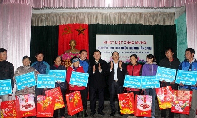 Tet gifts presented to poor, policy beneficiary families