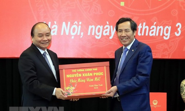 PM Nguyen Xuan Phuc works with Nhan Dan newspaper