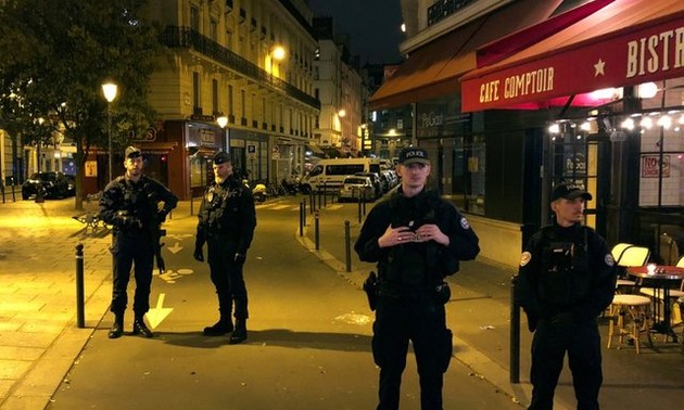 IS claims responsibility for Paris knife attack 