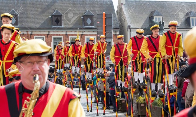 Stilt Walking of Belgium: fights on stilts