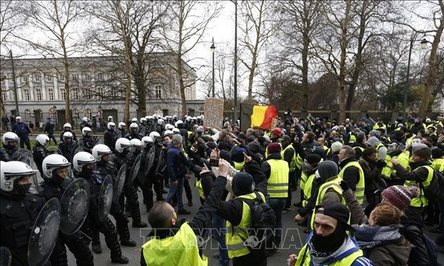 “Yellow Vest” protests spread to UK