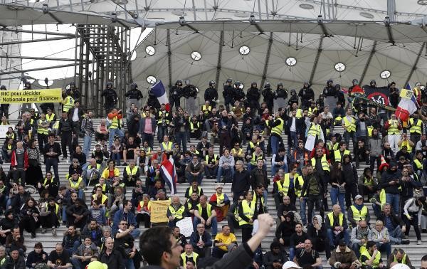 Thousands of yellow vest protesters rally for 21st consecutive week 