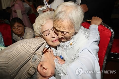 한국, 이산 가족 상봉 자주 개최 노력
