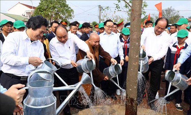 응웬 쑤언 푹 (Nguyễn Xuân Phúc) 총리, 한 가정 한 그루 나무 심기