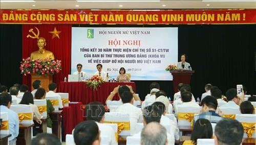 쯔엉 티 마이 (Trương Thị Mai) 위원장 : 장애인들이 국가 발전의 성과를 누릴 수 있는 여건  마련 