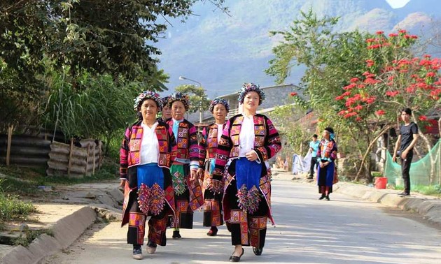 롤로 (Lô Lô) 소수민족의 분장 축제