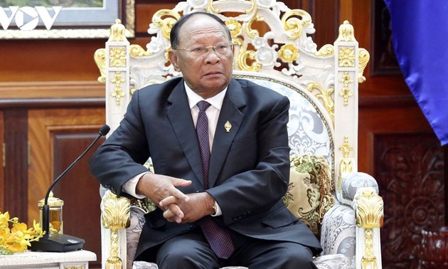 캄보디아 국회의장, 레 카 피에우 전서기장 별세 조전을 전달