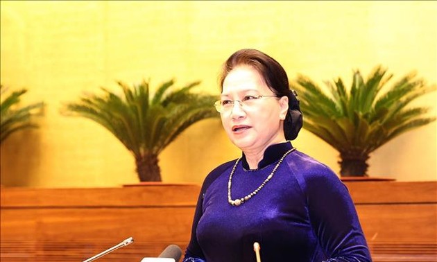 응우옌 티 낌 응언 국회의장, 모범 교원 및 관리자와 만남을 가져... 