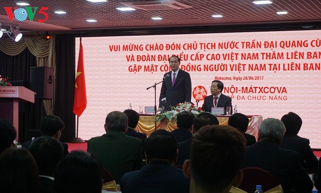 Le président Tran Dai Quang rencontre la diaspora vietnamienne en Russie