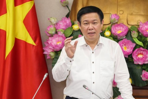 Vuong Dinh Hue veille à la bonne diffusion du programme télévisé pour les pauvres