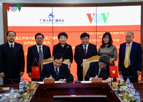 Intensifier la coopération entre la VOV et la radio populaire du Guangxi