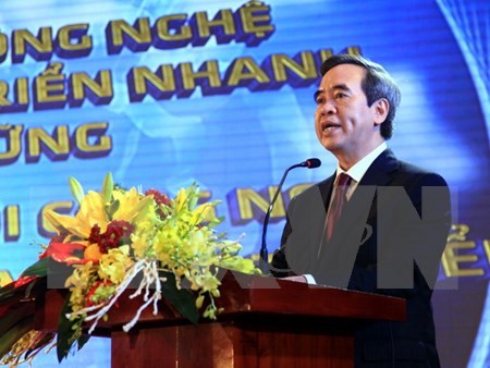  Nguyen Van Binh au forum sur le développement de l’industrie intelligente
