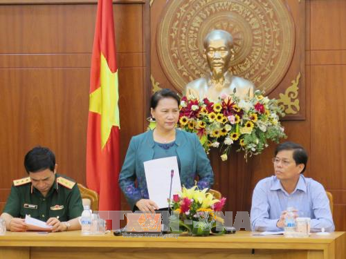 Nguyen Thi Kim Ngan rend visite à des sinistrés du typhon Damrey à Khanh Hoa