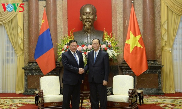 Miyegombo Enkhbold rencontre les dirigeants vietnamiens
