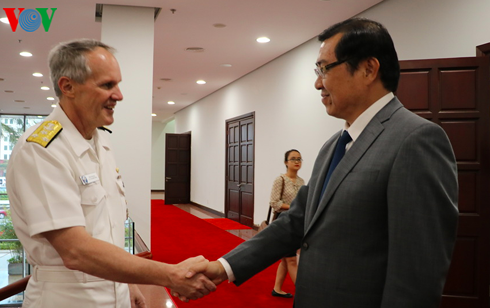  Le président du comité populaire de Da Nang reçoit la délégation de la marine américaine