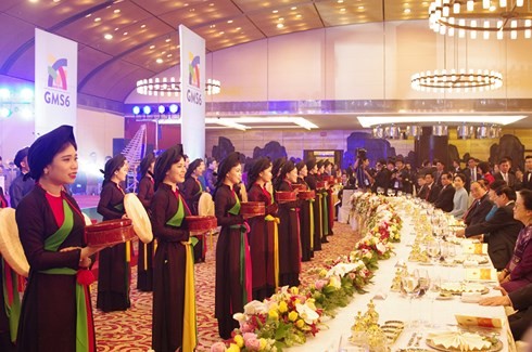 GMS-6/CLV-10: Nguyên Xuân Phuc et son épouse président un banquet 