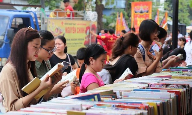 Inauguration de la première rue des livres à Huê